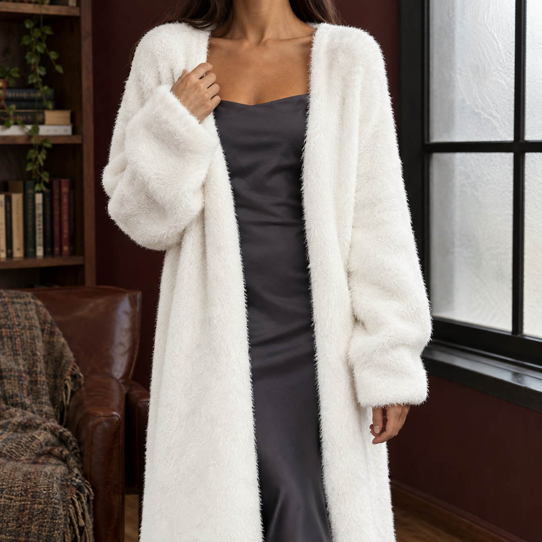 Kuschelige, weiße Oversize-Strickjacke aus weichem Plüsch mit weiten Ärmeln und offenem Schnitt für einen eleganten Look.