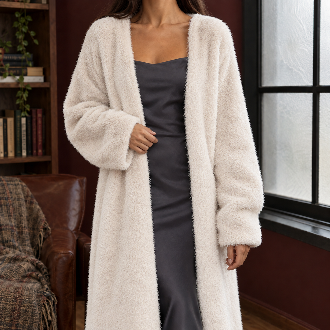 Cremeweiße, kuschelige Oversize-Strickjacke aus weichem Plüsch mit weiten Ärmeln und offener Front für einen eleganten Look.