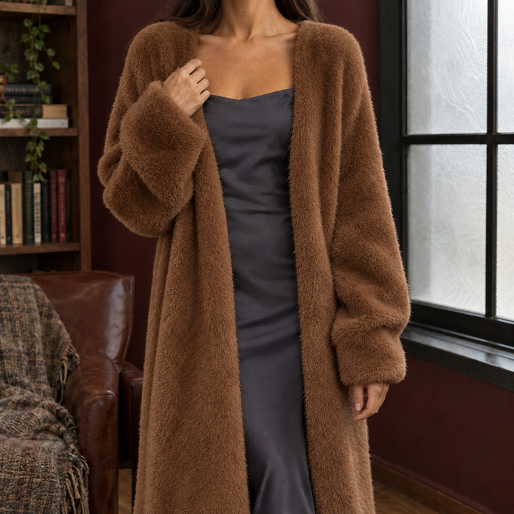 Kuschelige braune Oversize-Strickjacke aus weichem Plüsch mit weiten Ärmeln und offenem Schnitt für einen eleganten Look.