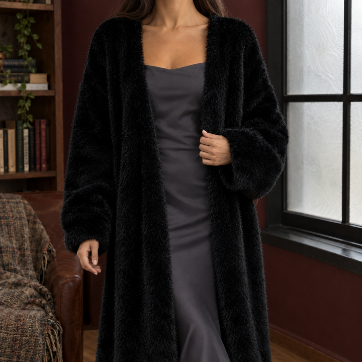 Schwarze Mila Oversize-Strickjacke aus weichem Plüsch mit weiten Ärmeln und offenem Schnitt für einen kuscheligen Look.
