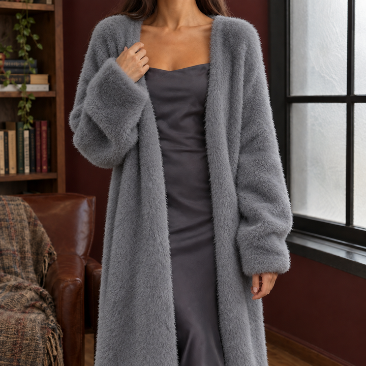 Kuschelige graue Oversize-Strickjacke aus weichem Plüsch mit weiten Ärmeln und offenem Schnitt für einen entspannten Look.