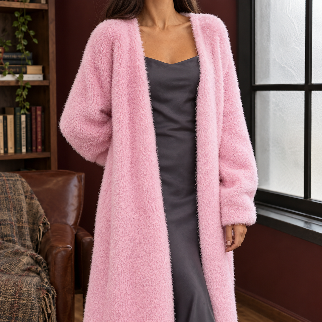 Kuschelige, rosafarbene Oversize-Strickjacke aus weichem Plüsch mit weiten Ärmeln und offenem Schnitt.