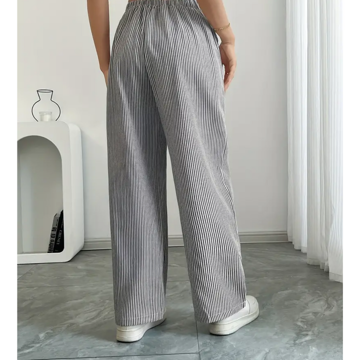 Weite Damen-Leinenhose mit vertikalem Streifenmuster, elastischem Bund und lässiger Passform in Grau und Weiß.
