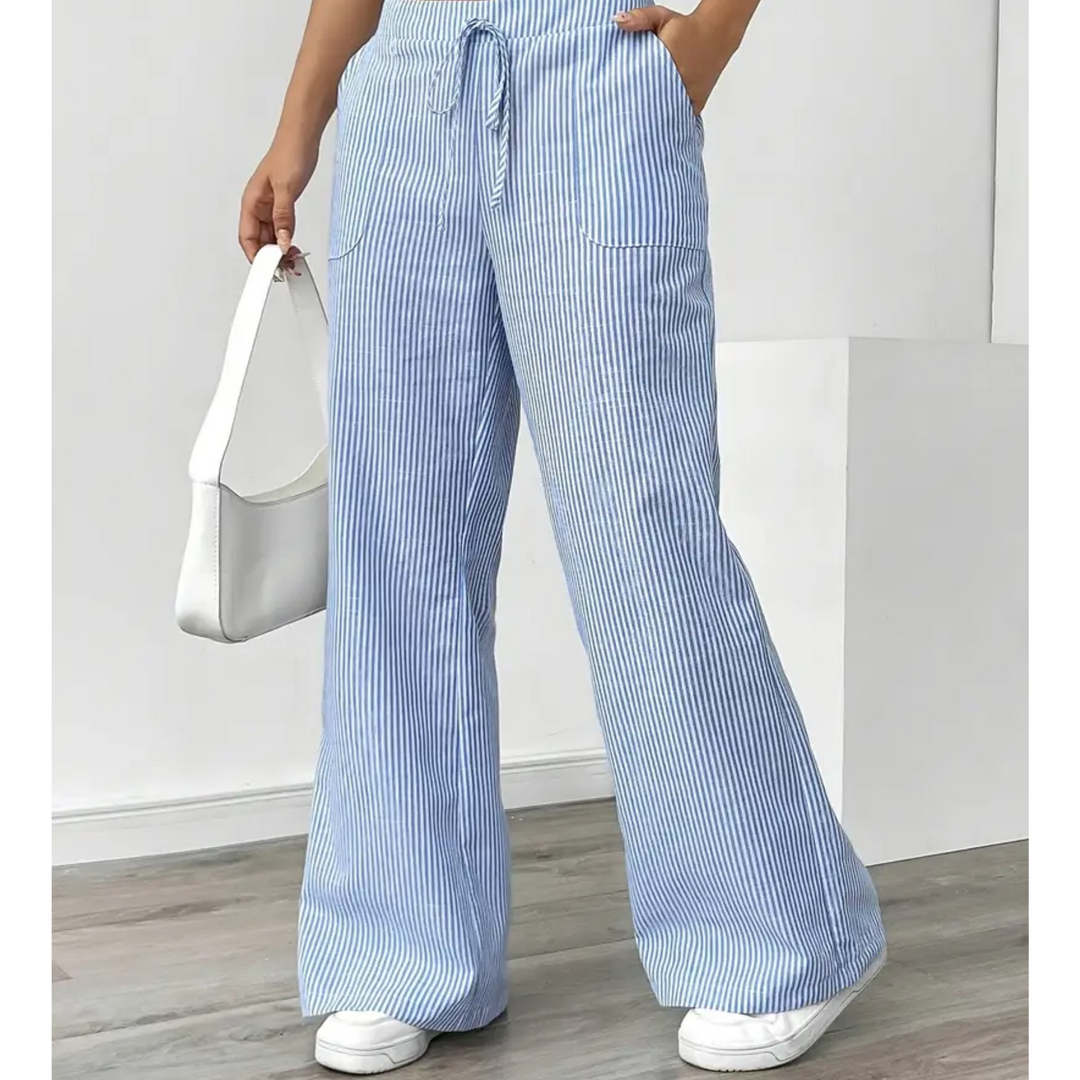Weite Damen-Leinenhose in Hellblau mit vertikalen Streifen, Kordelzug am Bund und aufgesetzten Seitentaschen.