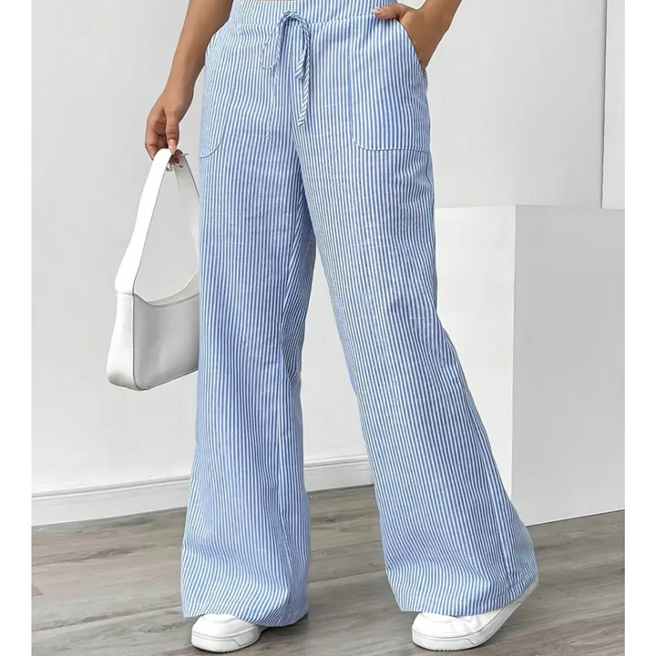 Weite Damen-Leinenhose in Hellblau mit vertikalen Streifen, Kordelzug am Bund und aufgesetzten Seitentaschen.