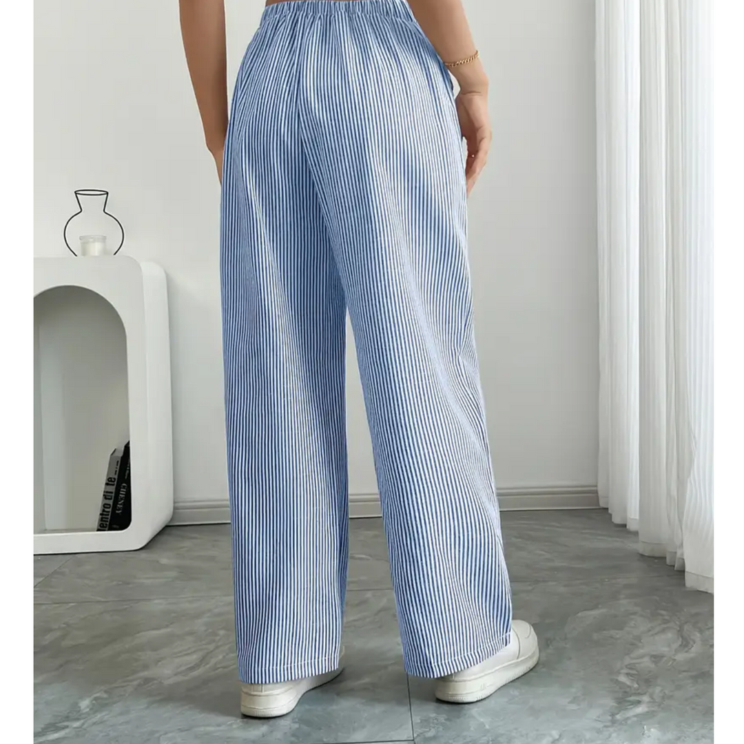 Weite Damen-Leinenhose mit blau-weißem Streifenmuster, elastischem Bund und fließender Passform.