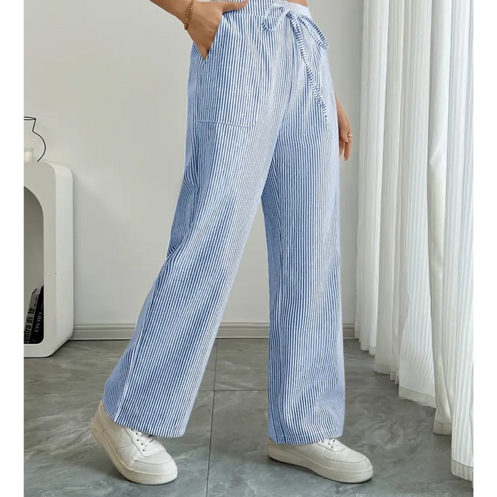 Weite Damen-Leinenhose mit blau-weißem Streifenmuster, Bindegürtel und Seitentaschen in lässiger Passform.