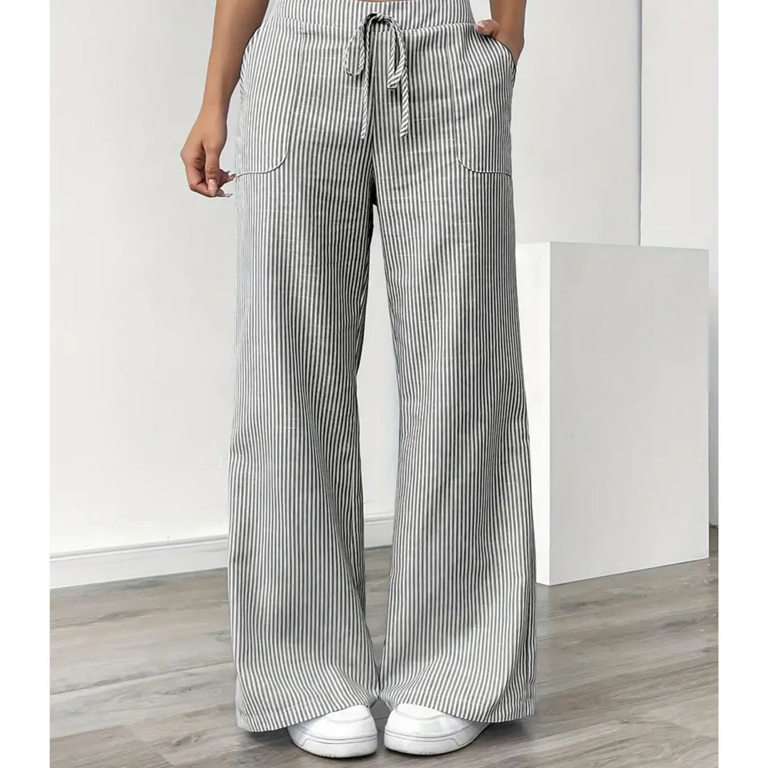 Weite Leinenhose mit vertikalen Streifen, Kordelzug am Bund und aufgesetzten Seitentaschen in Grau und Weiß.