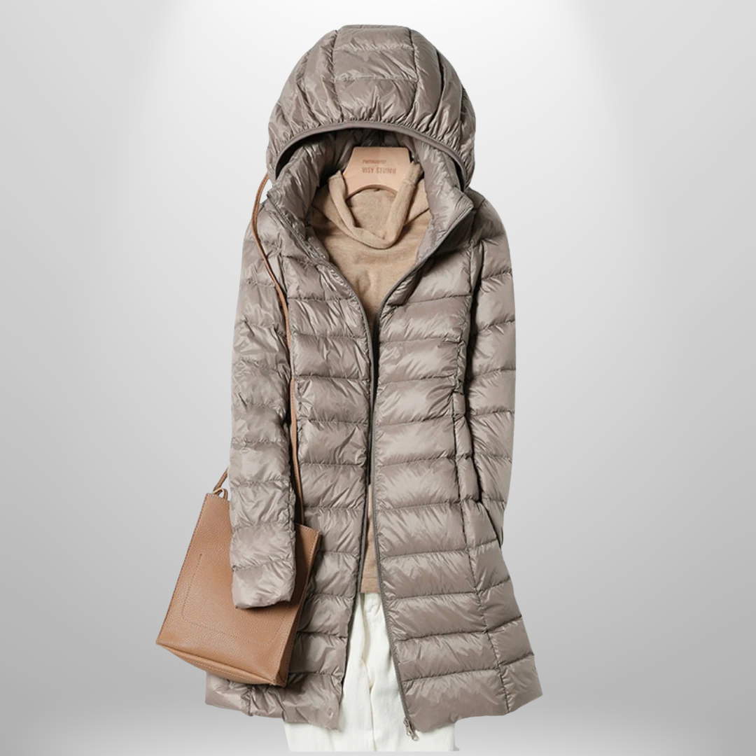 Beigefarbene, ultraleichte Milena Daunenjacke mit Kapuze und tailliertem Schnitt für einen femininen Look.