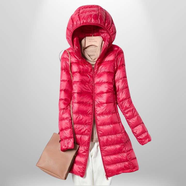 Taillierte, ultraleichte Milena Daunenjacke in leuchtendem Pink mit Kapuze und femininem Schnitt für kühle Tage.