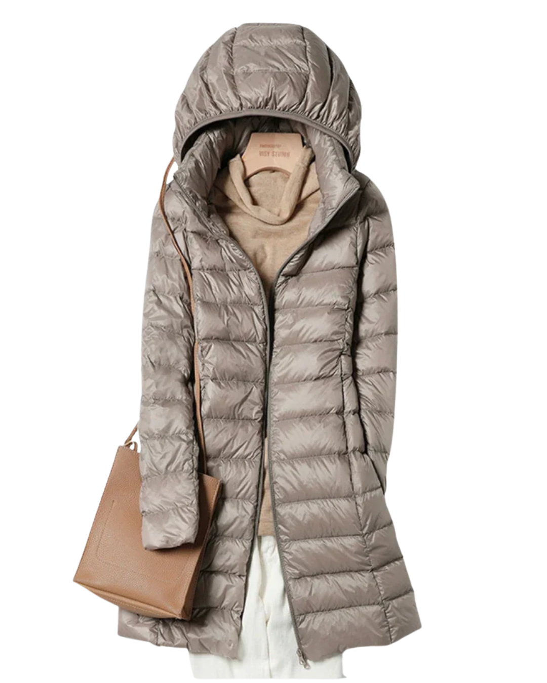 Taillierte, ultraleichte Milena Daunenjacke in Taupe mit Kapuze und femininem Schnitt für stilvolle Wärme.
