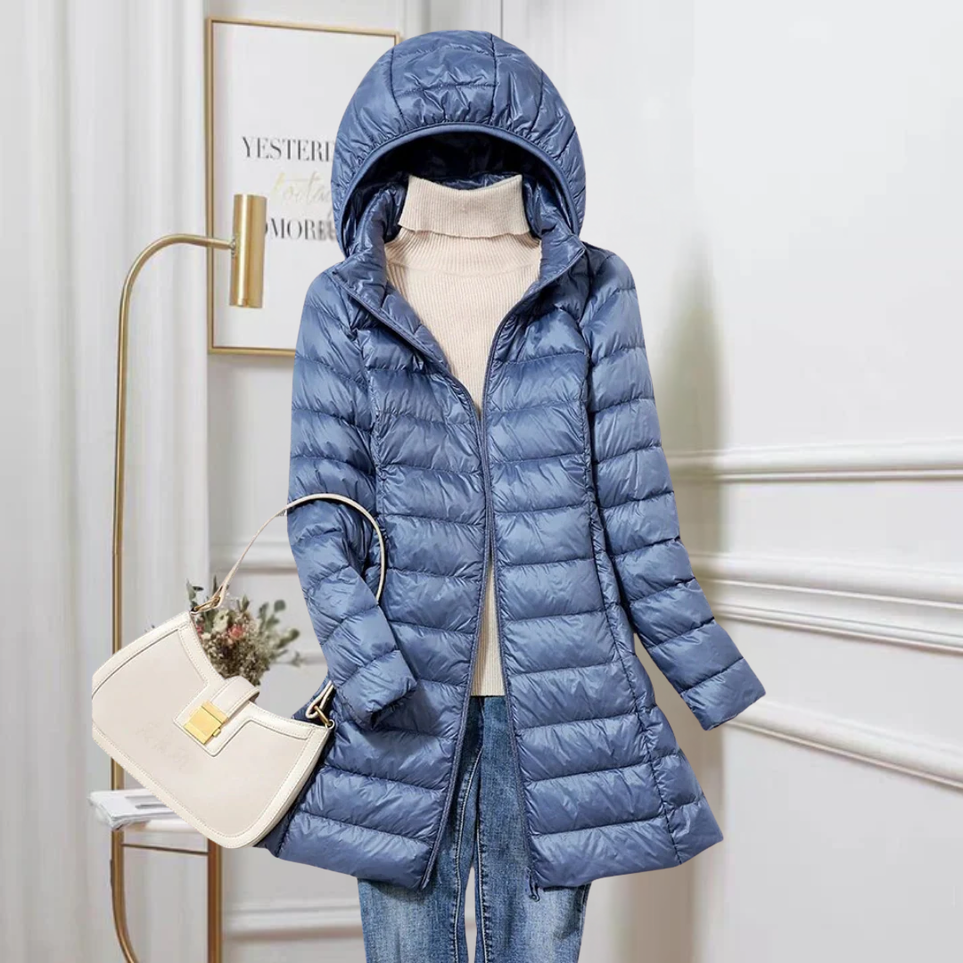 Taillierte, blaue Milena Daunenjacke mit Kapuze, ultraleichtes Material und femininer Schnitt für stilvolle Winter-Looks.