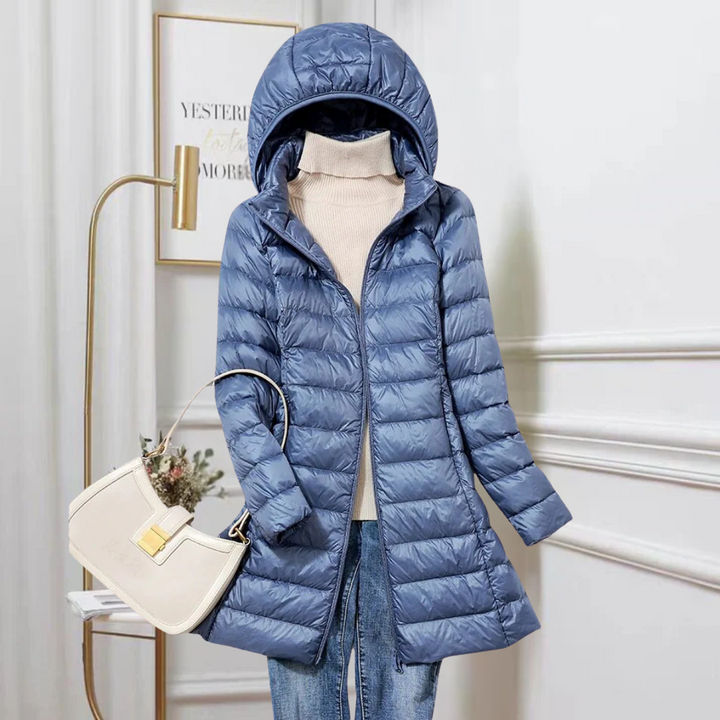 Taillierte, blaue Milena Daunenjacke mit Kapuze, ultraleichtes Material und femininer Schnitt für stilvolle Winter-Looks.