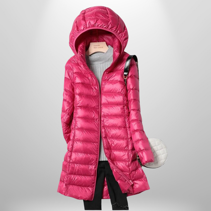 Taillierte, pinke Milena Daunenjacke mit Kapuze und Reißverschluss in ultraleichtem, femininem Design.