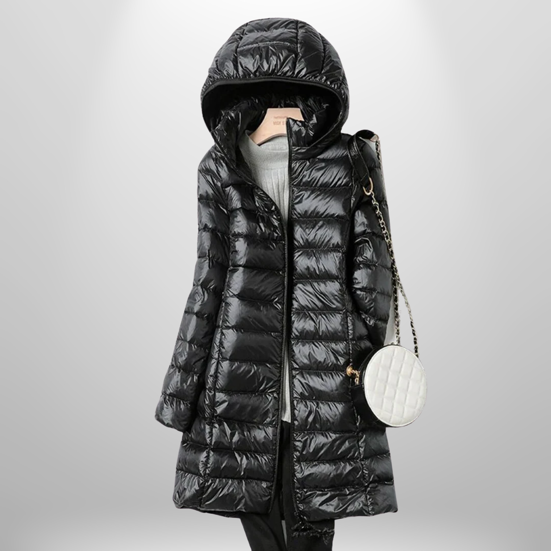 Schwarze, taillierte Milena Daunenjacke mit Kapuze, glänzendem Finish und leichtem, langem Schnitt für Damen.