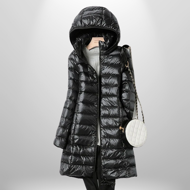 Schwarze, taillierte Milena Daunenjacke mit Kapuze, glänzendem Finish und leichtem, langem Schnitt für Damen.