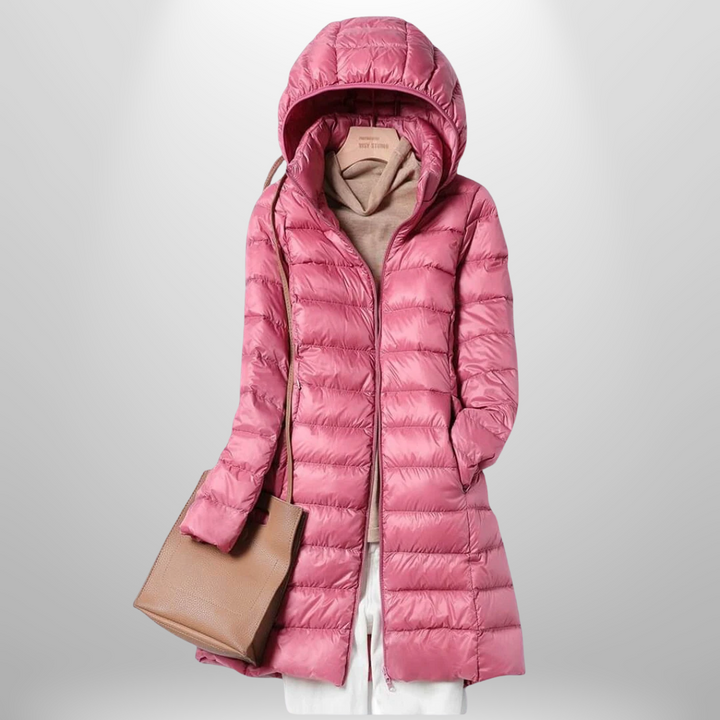 Taillierte, ultraleichte Daunenjacke in Altrosa mit Kapuze und femininem, längerem Schnitt für stilvolle Wärme.