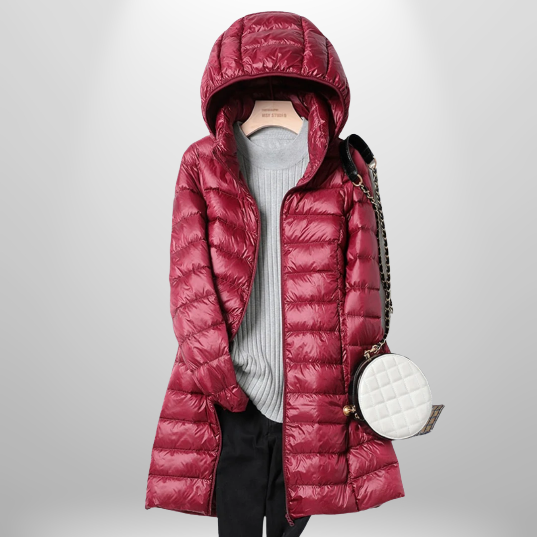 Taillierte, weinrote Milena Daunenjacke mit Kapuze und leichtem Stepp-Design für feminine Wärme an kühlen Tagen.