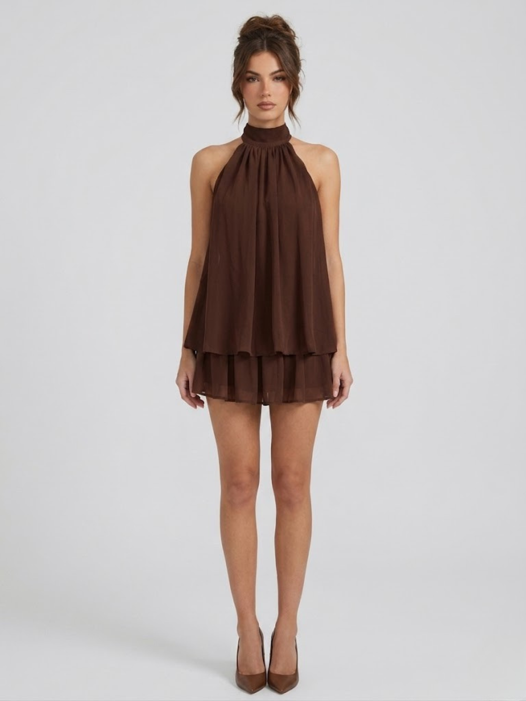 Dunkelbraunes Mira Minikleid mit Neckholder, fließendem Stoff und verspielten Volants in stufigem Design.