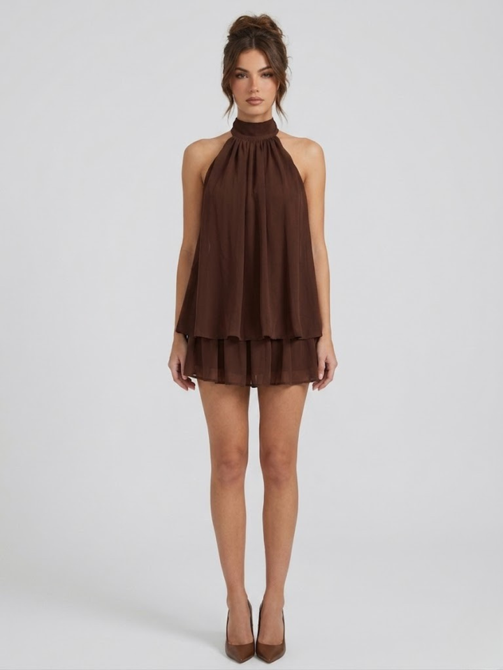 Dunkelbraunes Mira Minikleid mit Neckholder, fließendem Stoff und verspielten Volants in stufigem Design.
