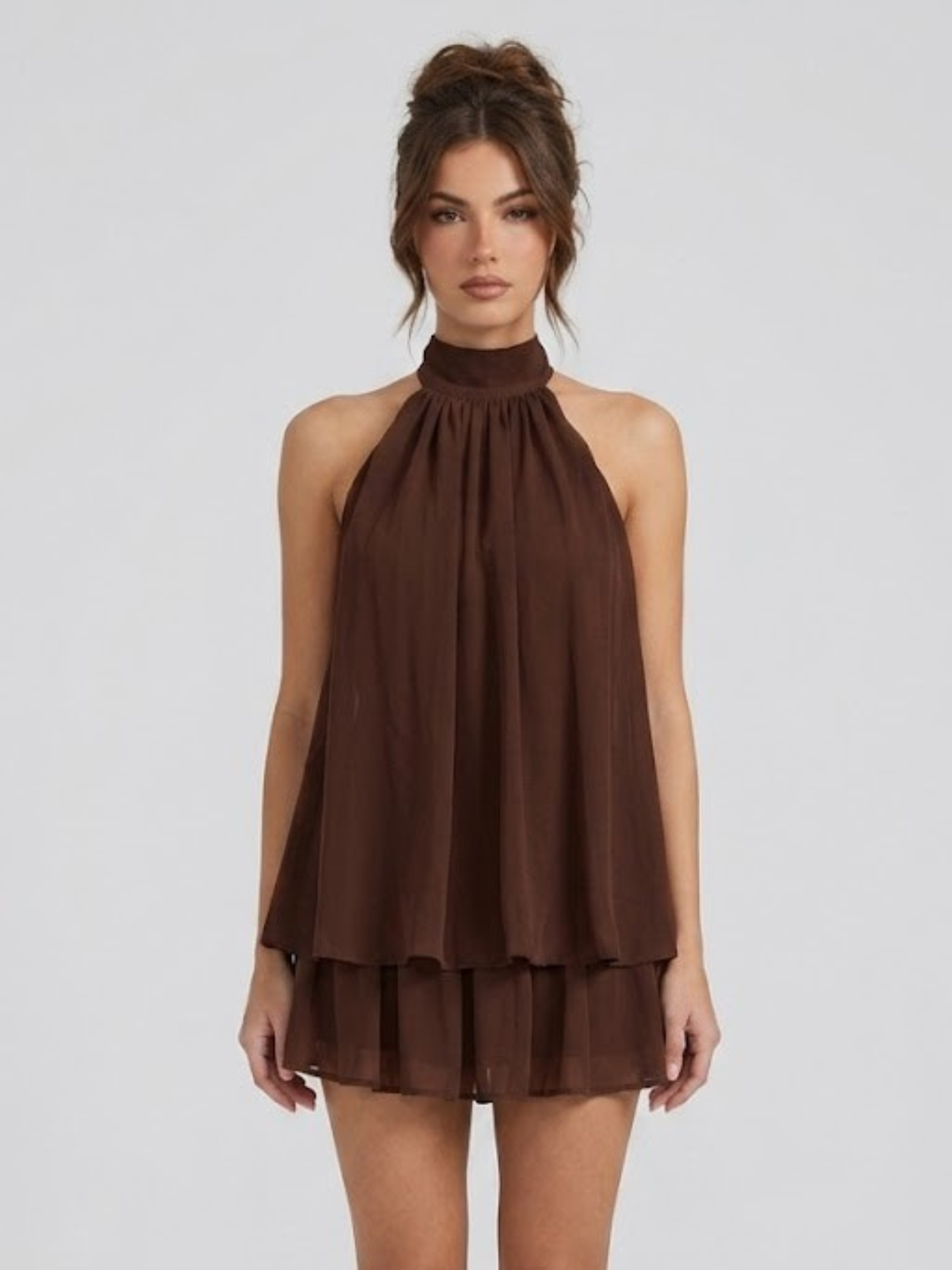 Dunkelbraunes Mira Minikleid mit Neckholder, fließendem Stoff und verspielten Volants für einen eleganten Sommerlook.