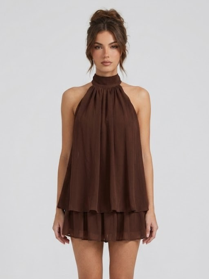Dunkelbraunes Mira Minikleid mit Neckholder, fließendem Stoff und verspielten Volants für einen eleganten Sommerlook.