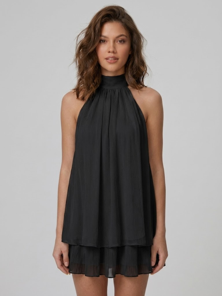 Schwarzes Neckholder-Minikleid mit fließendem Stoff und verspielten Volants für einen eleganten Sommer-Look.
