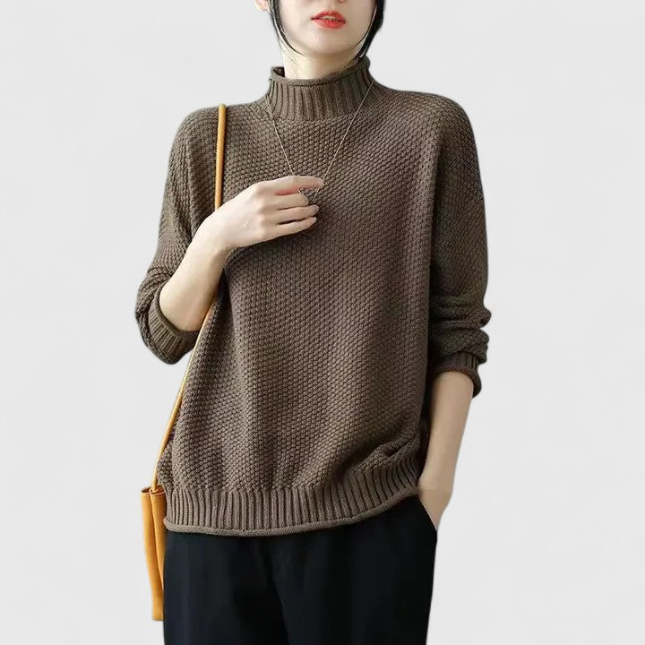 Brauner Damen-Strickpullover mit Stehkragen, strukturiertem Muster, überschnittenen Schultern und gerippten Bündchen.