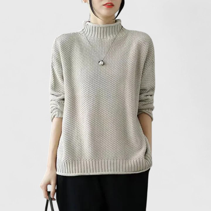 Beiger Damen-Strickpullover mit Stehkragen, strukturiertem Muster, überschnittenen Schultern und gerippten Bündchen.