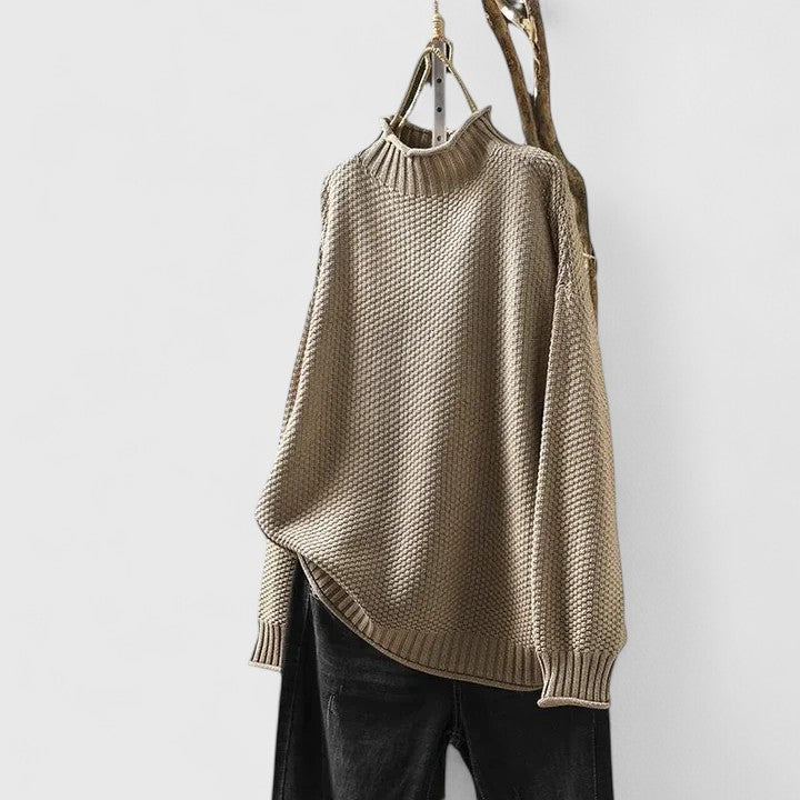 Beiger Damen-Strickpullover mit Stehkragen, strukturiertem Strickmuster und überschnittenen Schultern.