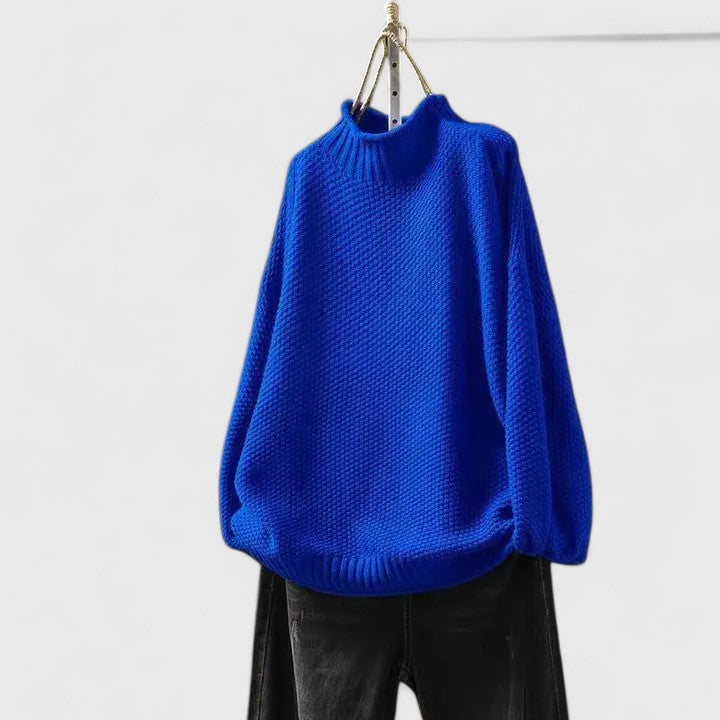 Blauer Damen-Strickpullover mit Stehkragen, strukturiertem Strickmuster und entspannter Passform.