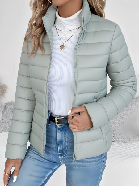 Taillierte, hellgrüne Steppjacke für Damen mit Stehkragen, Reißverschluss und schmaler Passform für die Übergangszeit.
