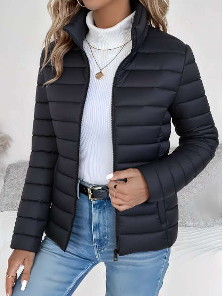 Schwarze, leicht taillierte Damen-Steppjacke mit Stehkragen und Reißverschluss für die Übergangszeit.