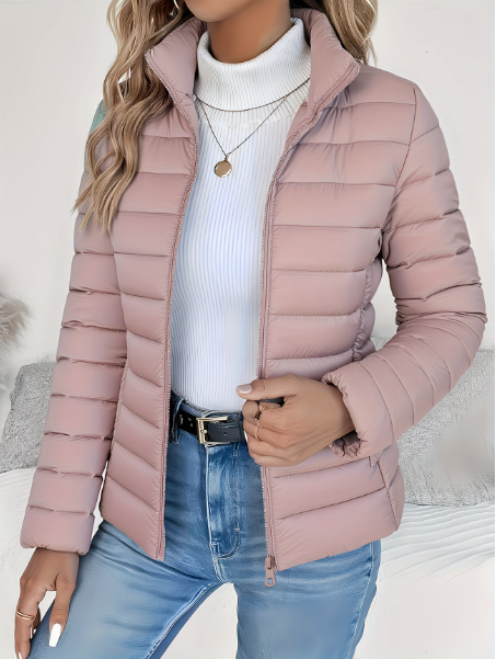 Taillierte, altrosa Damen-Steppjacke mit Stehkragen, durchgehendem Reißverschluss und leichtem Material für die Übergangszeit.