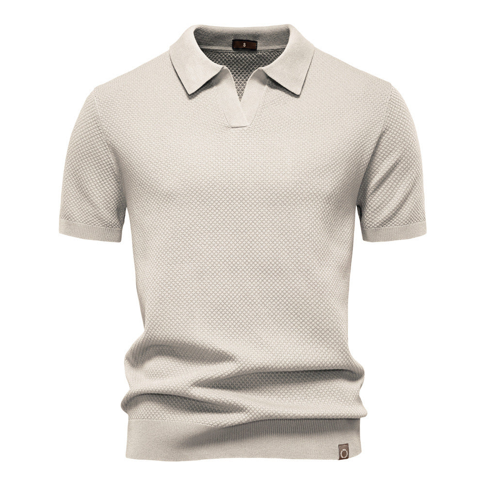 Beiges Herren-Poloshirt mit feiner Struktur, offenem Kragen und gerippten Bündchen in moderner Passform.