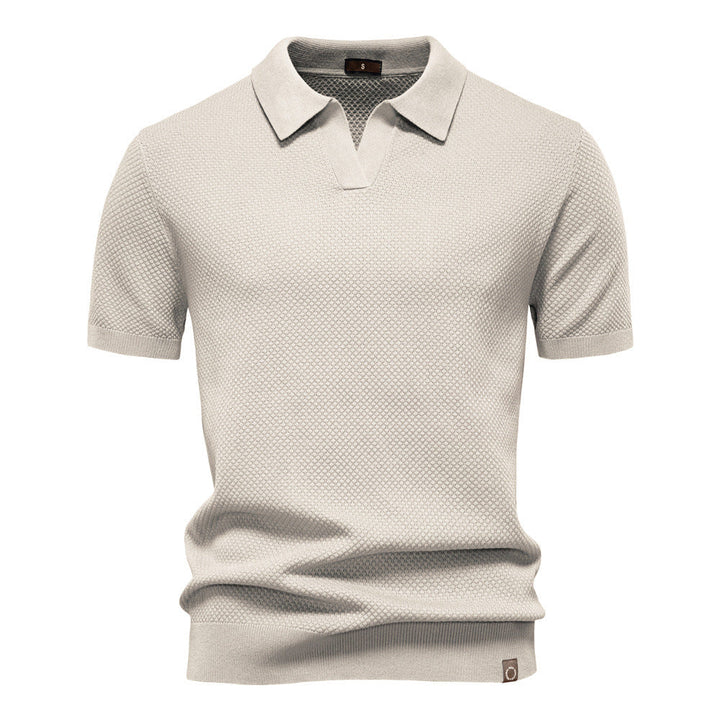 Beiges Herren-Poloshirt mit feiner Struktur, offenem Kragen und gerippten Bündchen in moderner Passform.