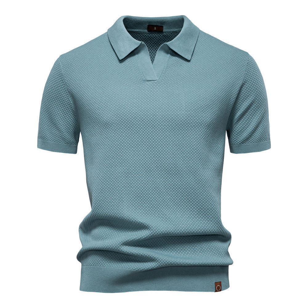 Hellblaues Herren-Poloshirt mit strukturierter Oberfläche, offenem Kragen und gerippten Bündchen in moderner Passform.