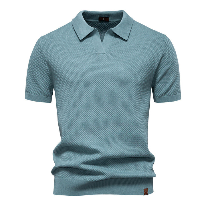 Hellblaues Herren-Poloshirt mit strukturierter Oberfläche, offenem Kragen und gerippten Bündchen in moderner Passform.