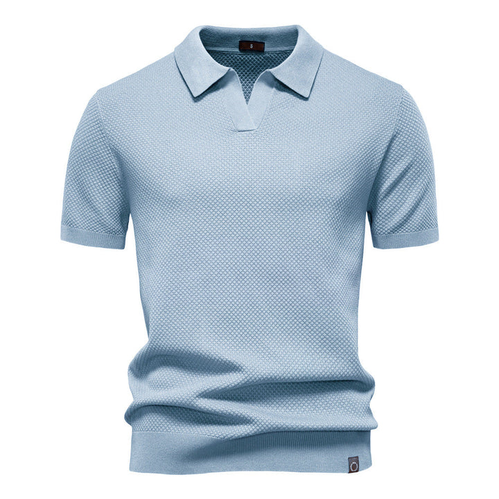 Hellblaues Herren-Poloshirt mit feiner Struktur, offenem Kragen, kurzen Ärmeln und moderner Passform.