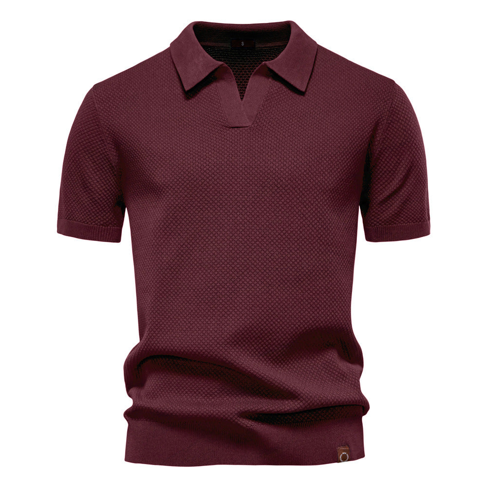 Dunkelrotes Herren-Poloshirt mit feiner Struktur, offenem Kragen und gerippten Bündchen in moderner Passform.