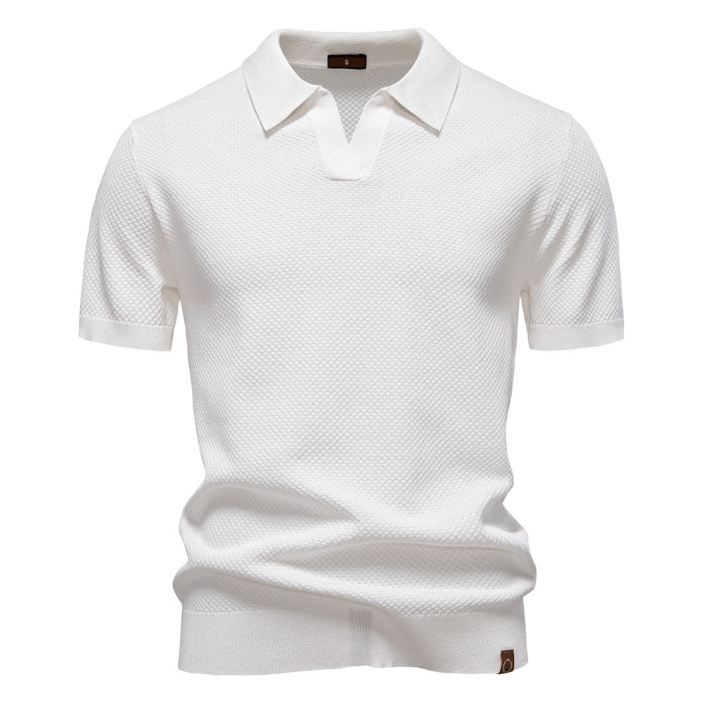 Weißes Herren-Poloshirt mit feiner Struktur, offenem Kragen und gerippten Bündchen in moderner Passform.