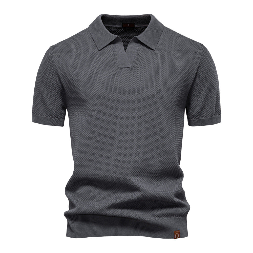 Dunkelgraues Herren-Poloshirt mit feiner Struktur, offenem Kragen und gerippten Bündchen in moderner Passform.