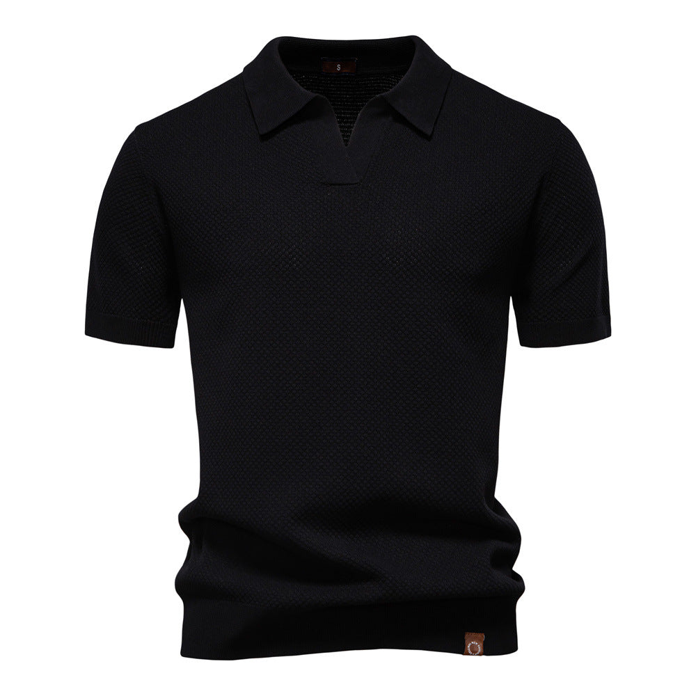 Schwarzes Herren-Poloshirt mit feiner Struktur, offenem Kragen, kurzen Ärmeln und moderner Passform.