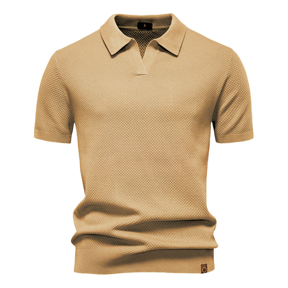 Beiges Herren-Poloshirt mit feiner Struktur, offenem Kragen und gerippten Bündchen in moderner Passform.