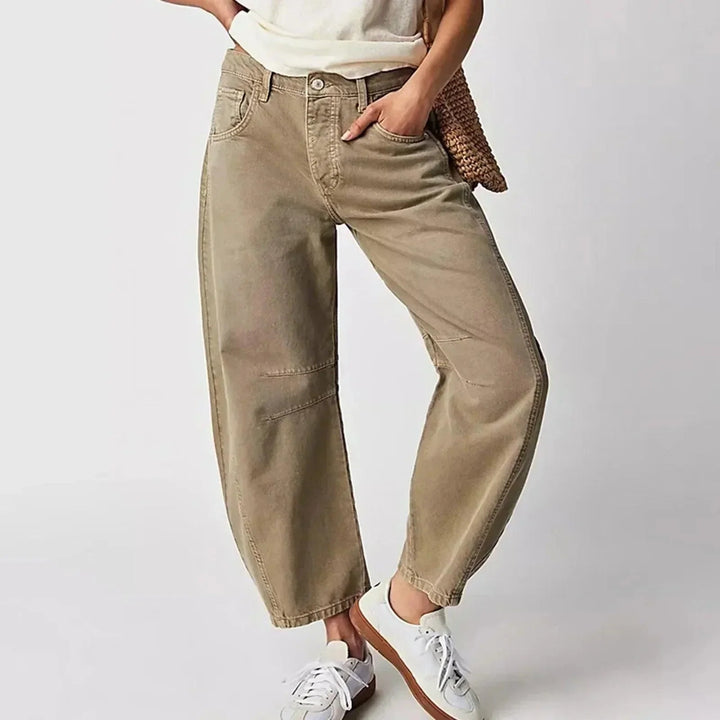Beigefarbene Nina High-Waist Barrel-Jeans mit weitem Schnitt, verkürzter Länge und klassischem Five-Pocket-Design.