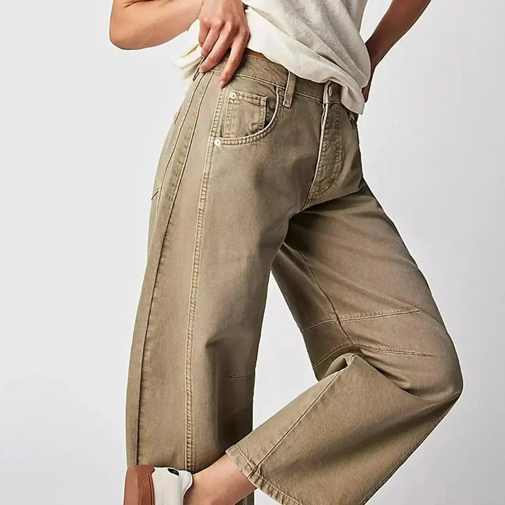 Beigefarbene Nina High-Waist Barrel-Jeans mit markantem Schnitt, verkürzter Länge und klassischem Five-Pocket-Design.