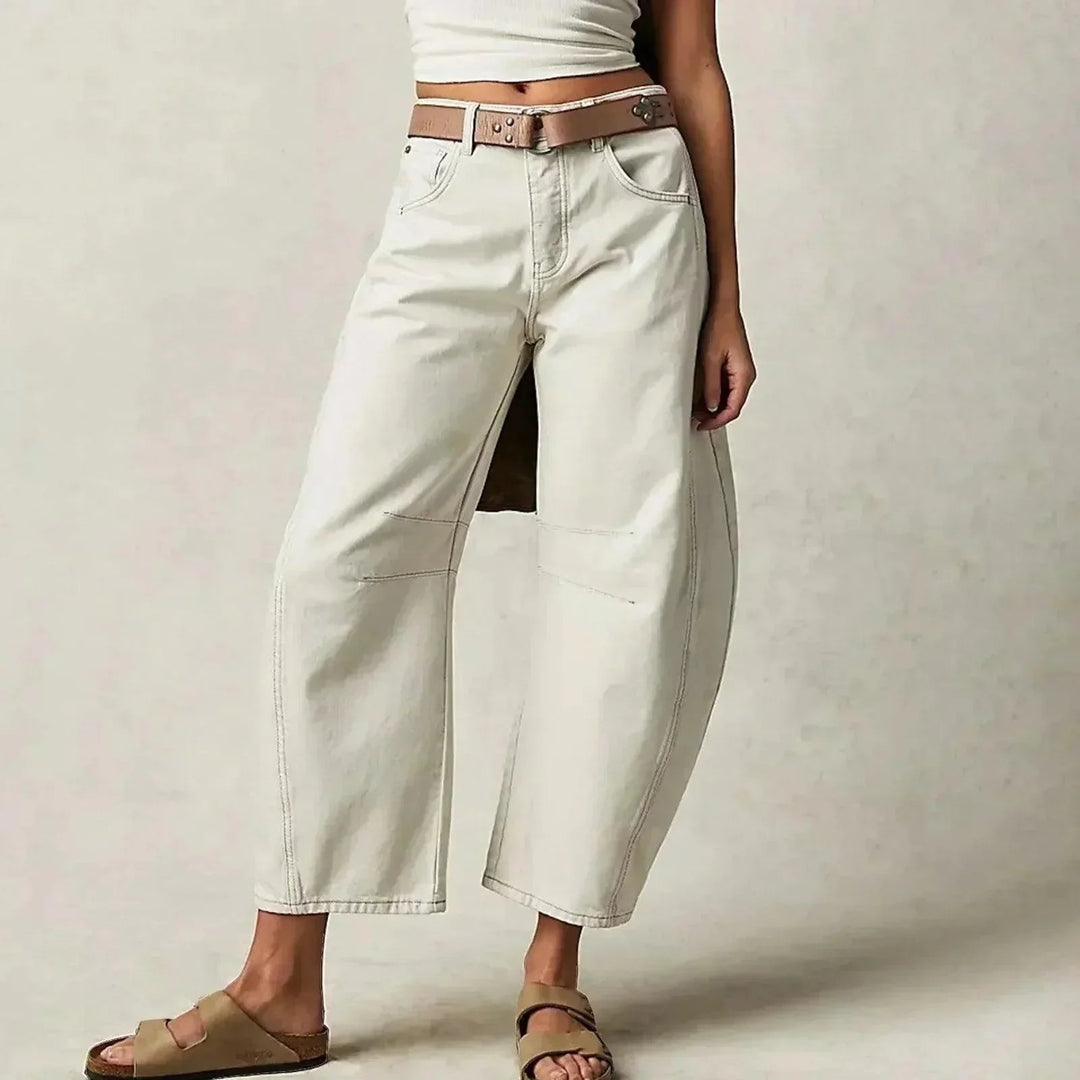Cremeweiße Nina High-Waist Barrel-Jeans mit verkürztem, weitem Schnitt und lässiger Passform für einen modernen Look.