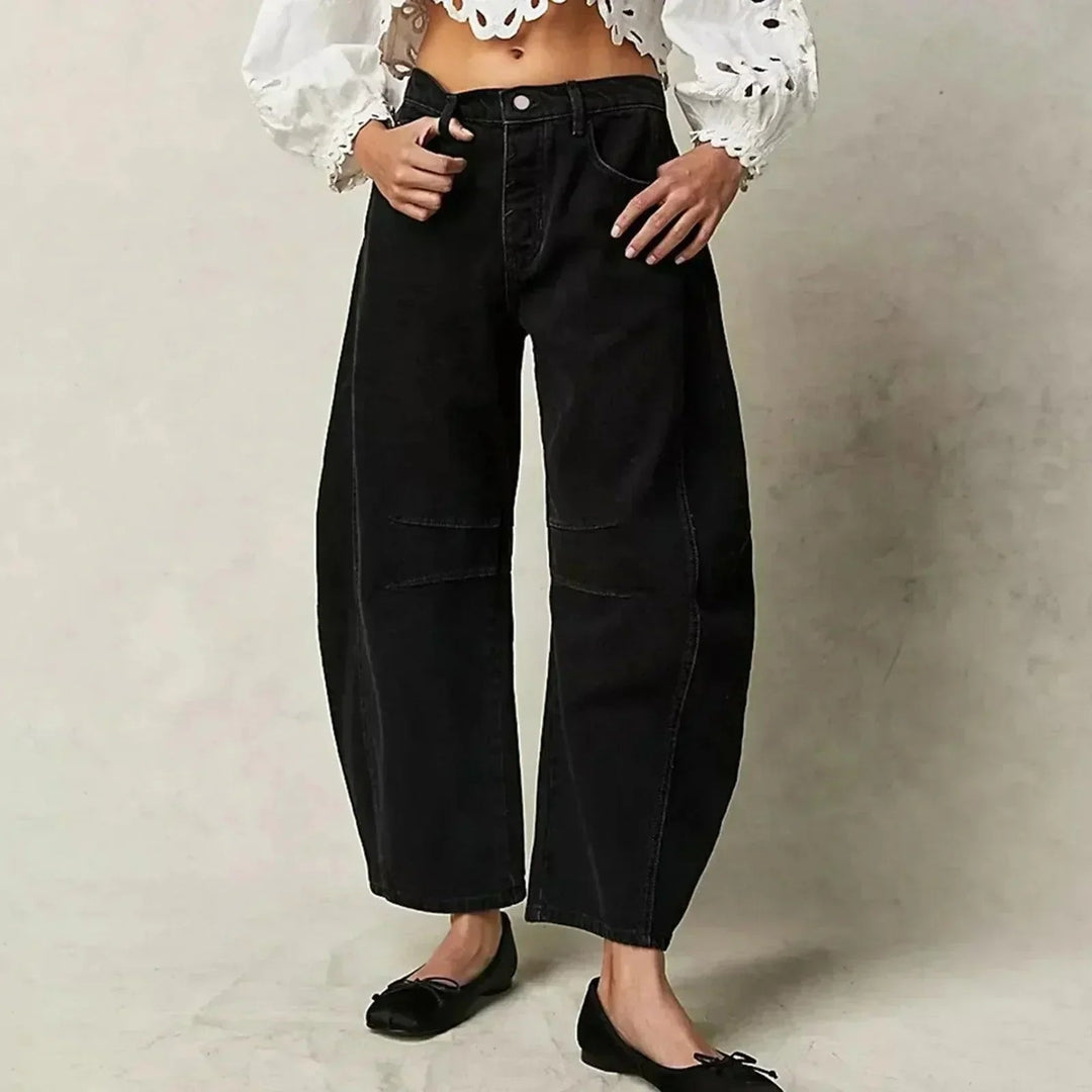 Schwarze High Waist Barrel-Jeans mit weitem Bein und verkürzter Länge für eine moderne, lässige Silhouette.