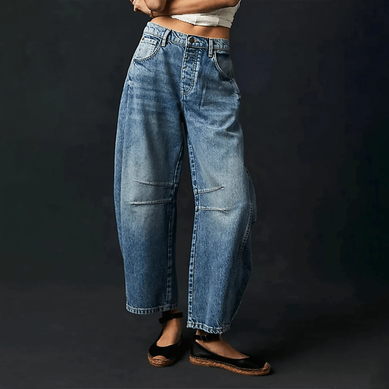 Blaue High Waist Barrel-Jeans mit verkürztem, weitem Schnitt und lässiger Waschung für einen modernen Look.