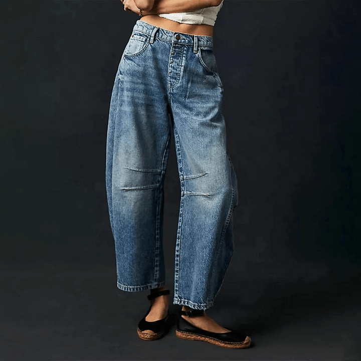 Blaue High Waist Barrel-Jeans mit verkürztem, weitem Schnitt und lässiger Waschung für einen modernen Look.